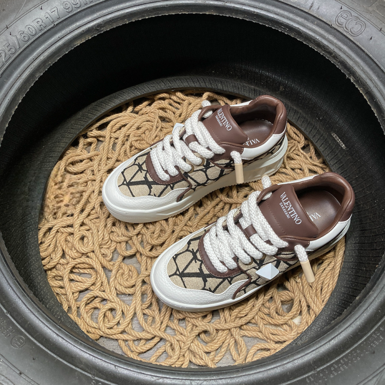 Valentino One Stud Light Brown