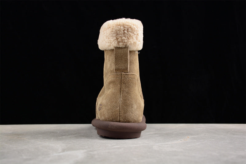 UGG – Cream Boots