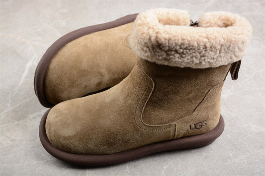 UGG – Cream Boots
