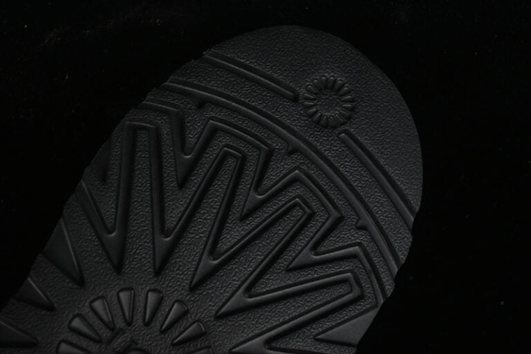 UGG – Tazz Black