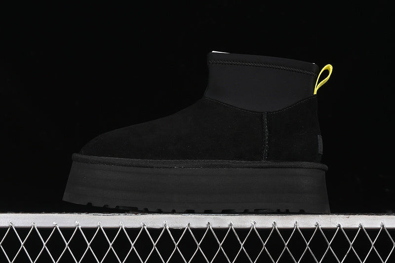 UGG – Dakota Black