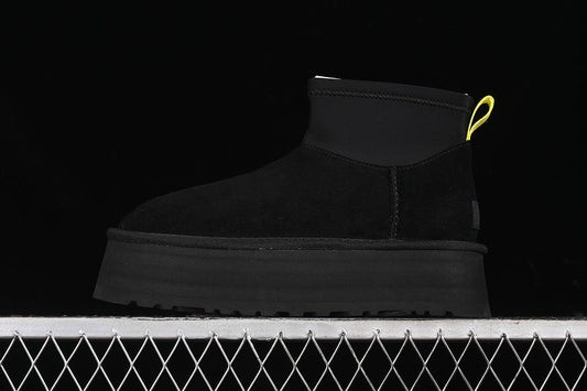 UGG – Dakota Black