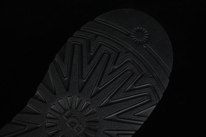 UGG – Dakota Black