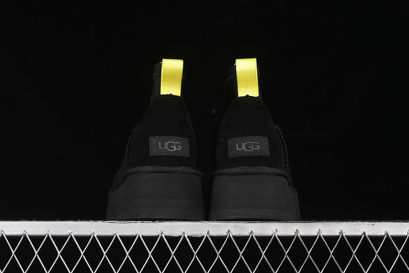 UGG – Dakota Black
