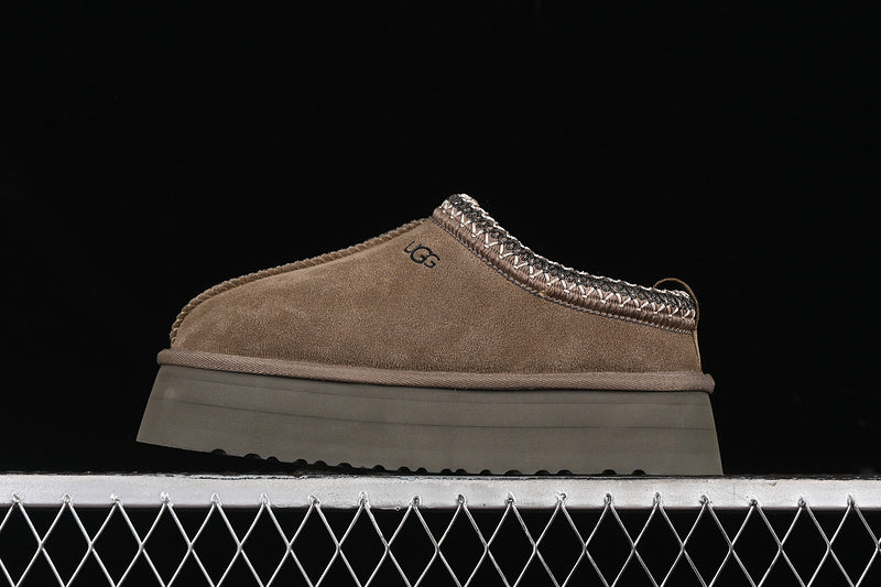 UGG – Dark Brown