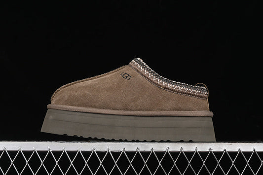 UGG – Dark Brown