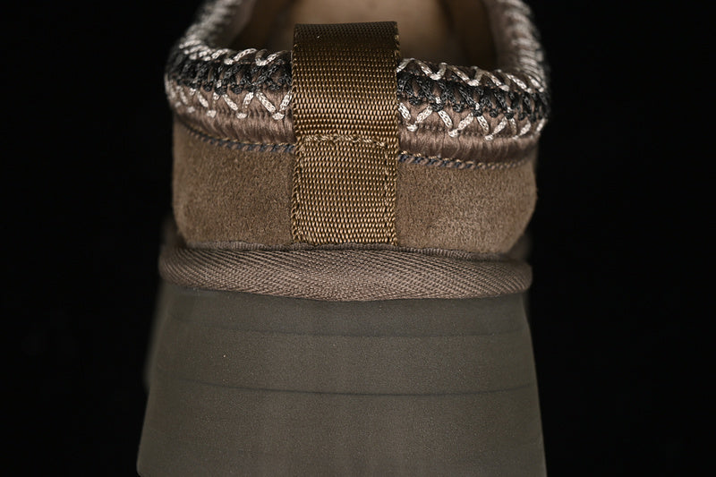 UGG – Dark Brown