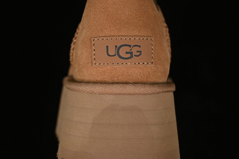 UGG – Dakota Brown