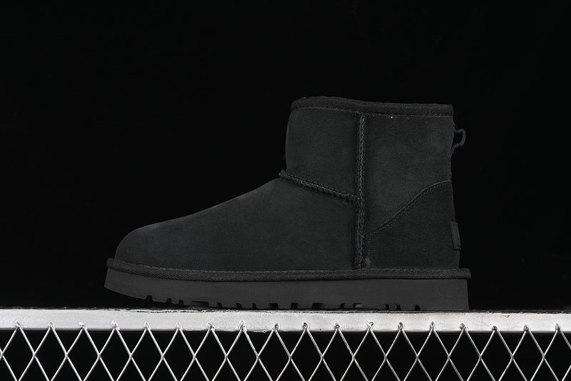UGG – Black Classic