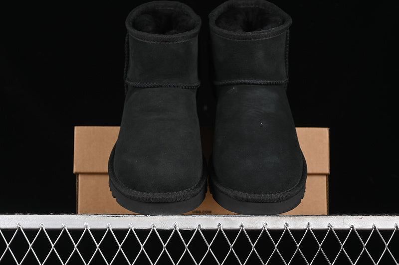 UGG – Black Classic