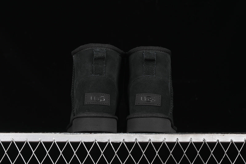UGG – Black Classic