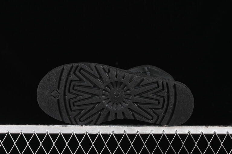 UGG – Black Classic